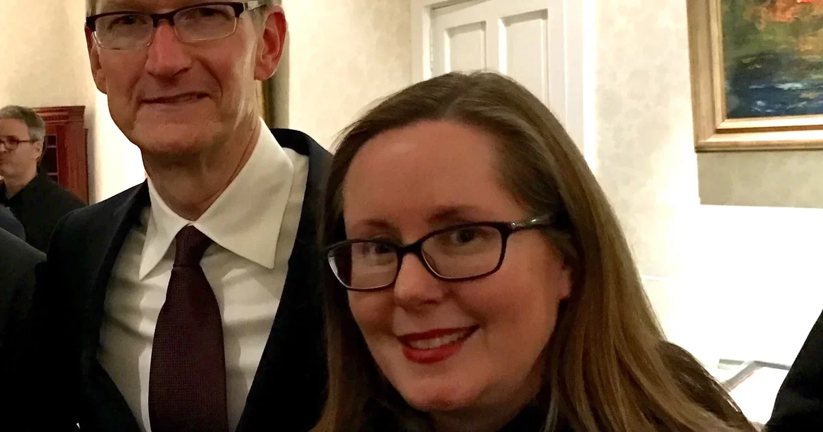Ο Tim Cook αποχωρεί από την Apple — ο John Ternus αναλαμβάνει CEO